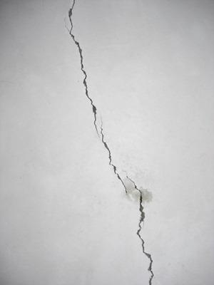 墙面出现裂缝的原因及处理